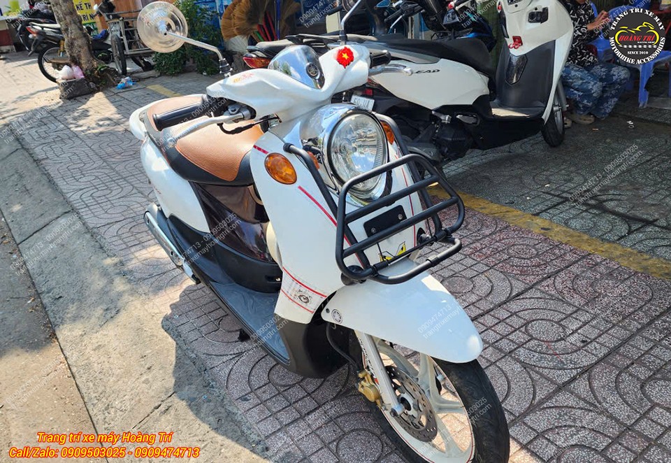 Góc nghiêng baga trước Vespa trên Classico giúp tăng thẩm mỹ và có thể gắn thêm túi treo