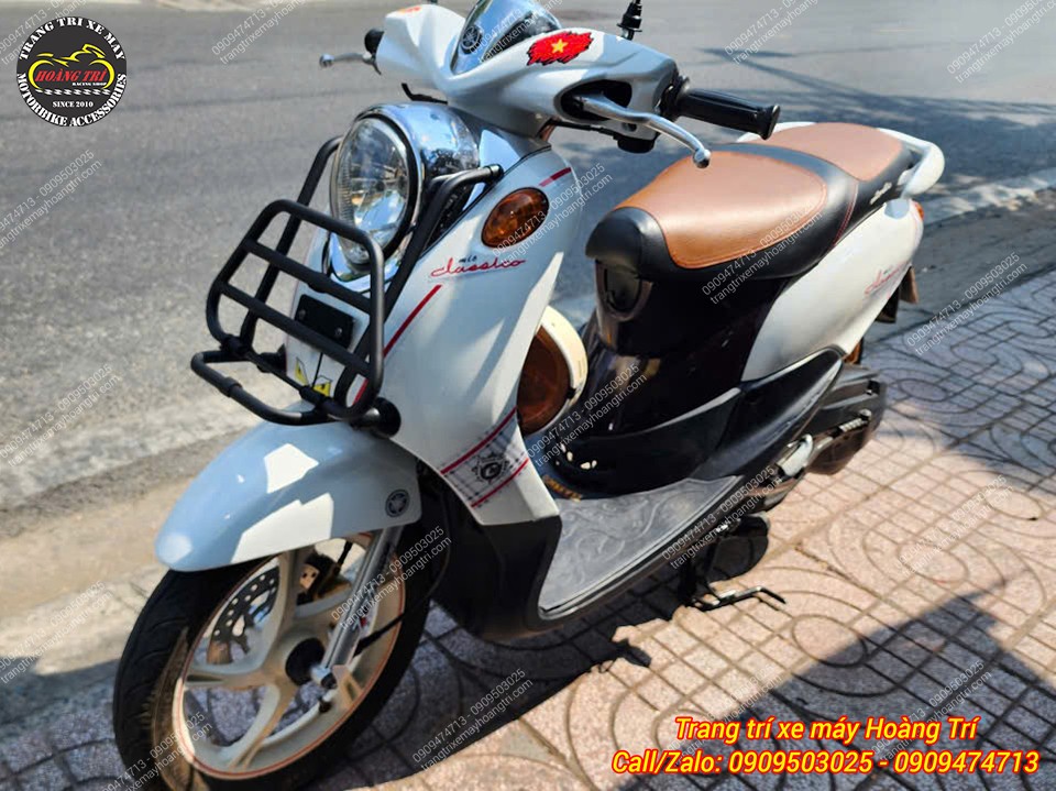 Tổng thể Classico lắp baga trước kiểu Vespa tạo điểm nhấn nổi bật, tăng thêm tiện ích sử dụng