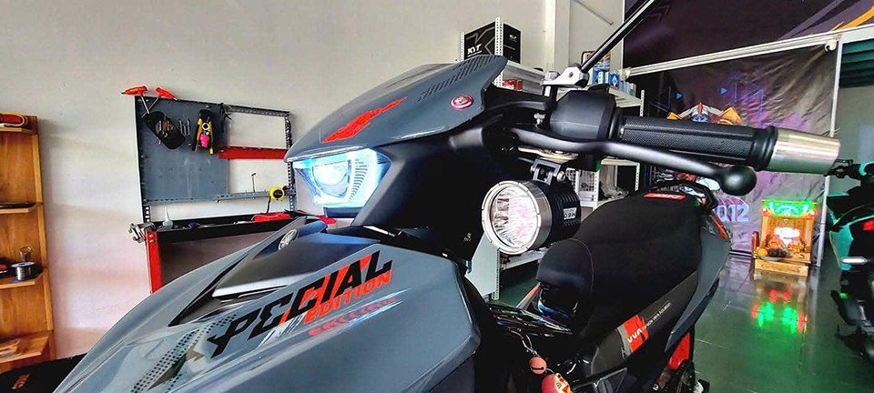 M60 Ultra gắn dưới tay côn Exciter 155, sáng mạnh, gọn gàng, tăng quan sát ban đêm