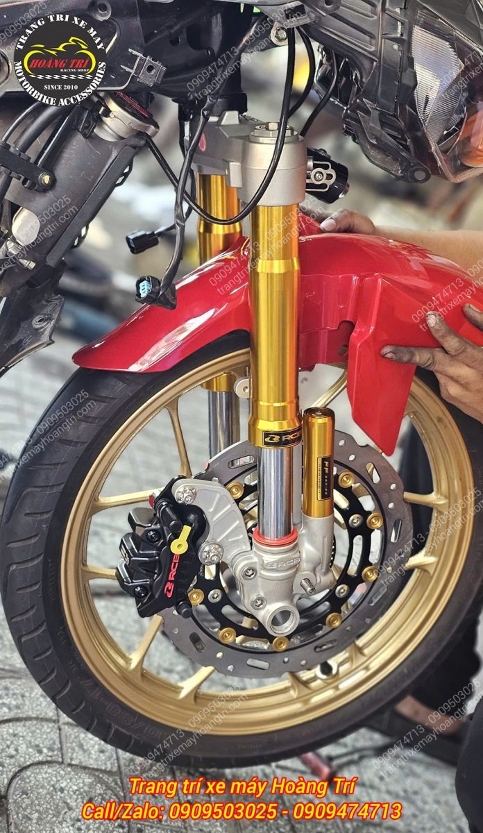 Chi tiết bánh trước với combo đĩa lớn, heo dầu RCB và phuộc USD vàng nổi bật