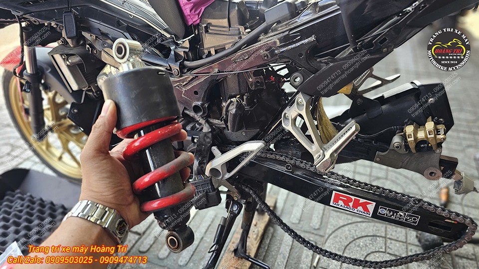 Quá trình lắp đặt phuộc sau mới cho Winner X được thực hiện tại Hoàng Trí Shop