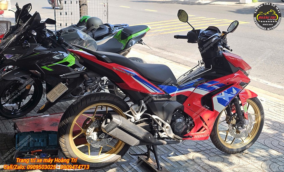 Góc nghiêng phía sau cho thấy xe chưa nâng cấp dàn chân hay thêm phụ kiện