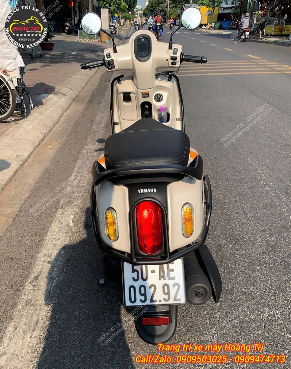 Góc sau Fazzio 125 với khung bảo vệ hạn chế trầy xước khi va chạm