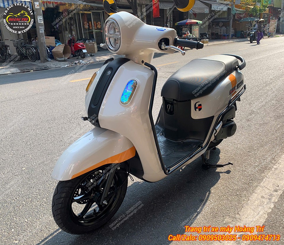 Hai bên sườn trước Fazzio 125 được trang bị khung bảo vệ chống trầy