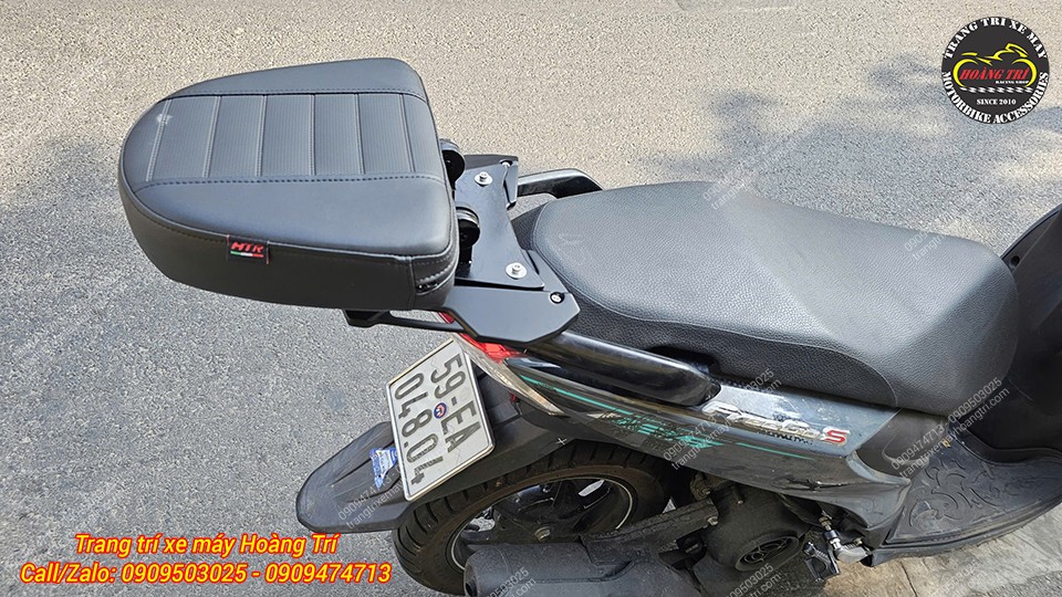 Trang bị tựa lưng bật gấp Freego giúp người ngồi sau thoải mái khi đi xa