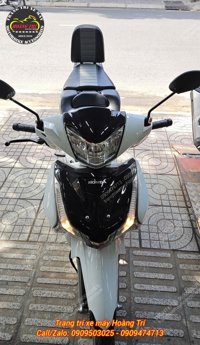 Góc nhìn trước Wave 125i 2025 lắp tựa lưng, tạo điểm nhấn và tiện lợi khi di chuyển