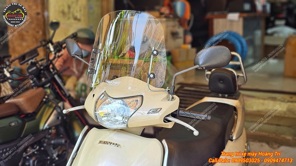 Kính chắn gió cao Lead C32 thiết kế trong suốt, giảm gió tạt hiệu quả khi chạy