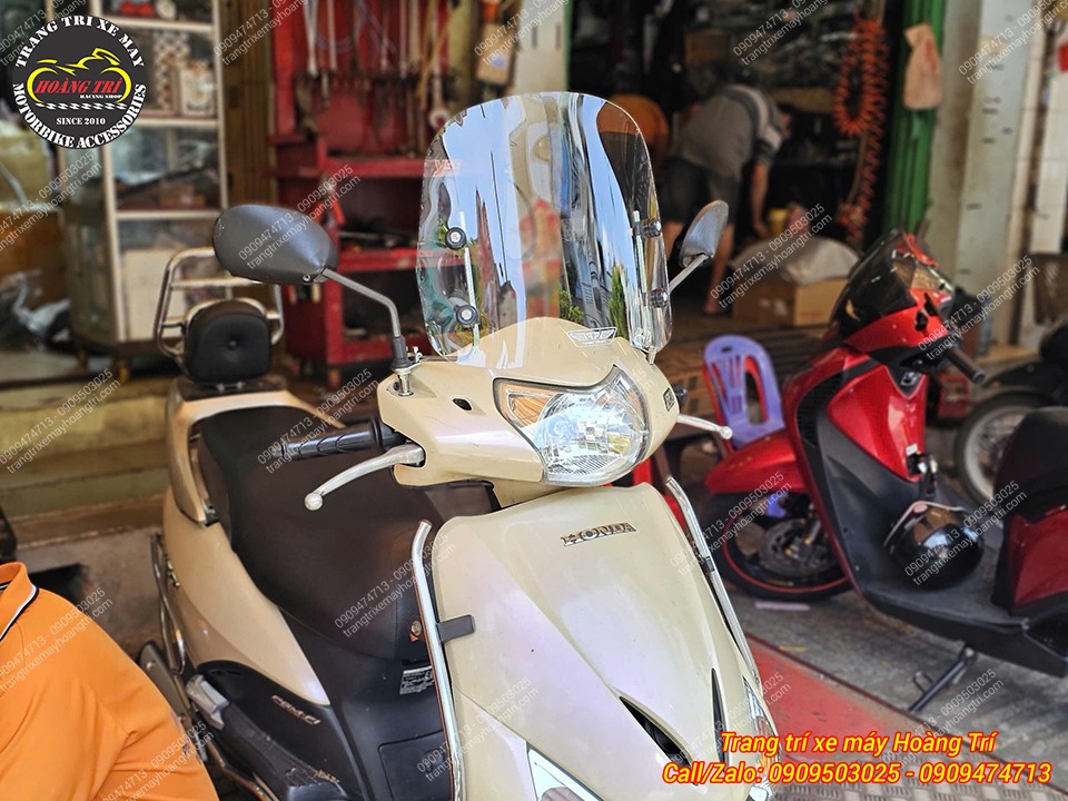 Tổng thể kính chắn gió Lead C32 gắn trên xe, tăng tiện dụng và bảo vệ tốt hơn