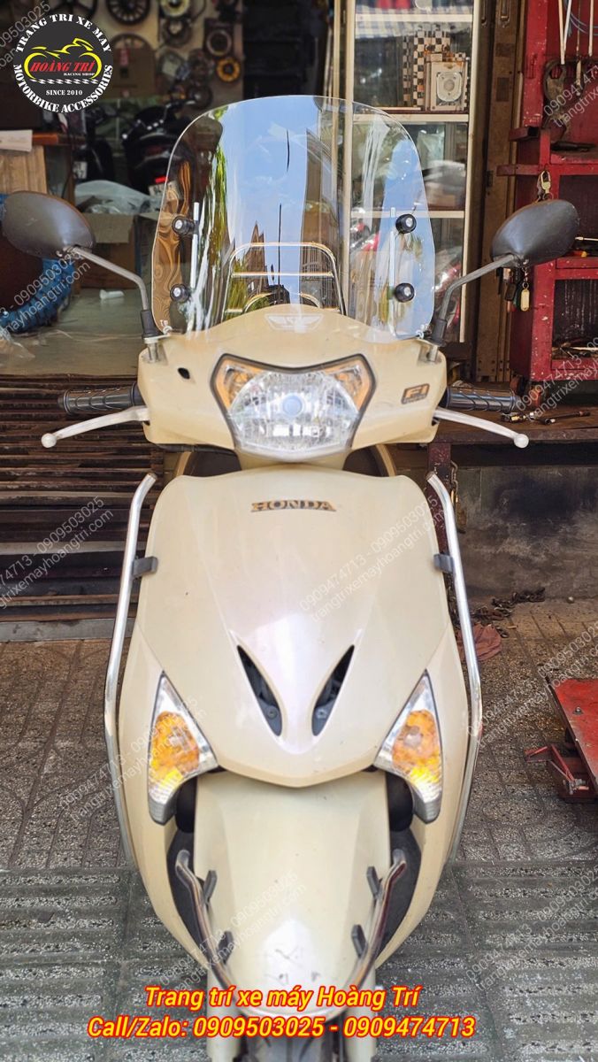 Cận cảnh kính chắn gió cao Lead C32 ôm đầu xe, lắp chắc chắn, thẩm mỹ cao