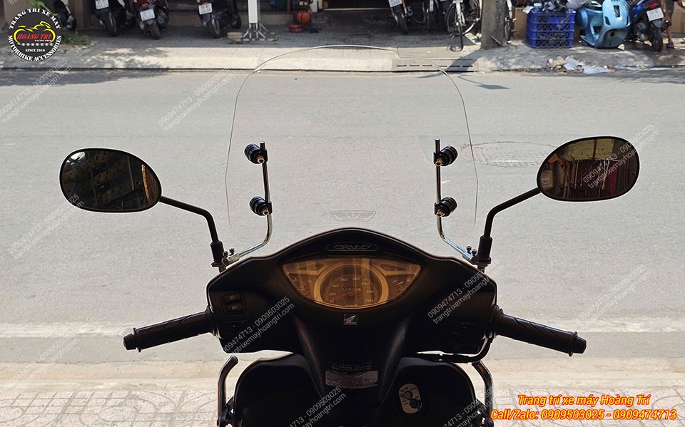 Góc nhìn từ người lái với kính chắn gió Lead C32, hạn chế gió và côn trùng