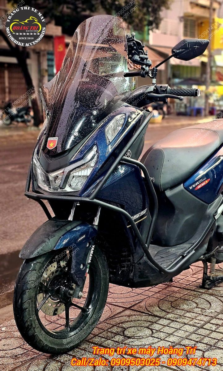 Cận cảnh đầu xe Lexi 155 gắn khung bảo vệ kết hợp kính chắn gió thêm cá tính