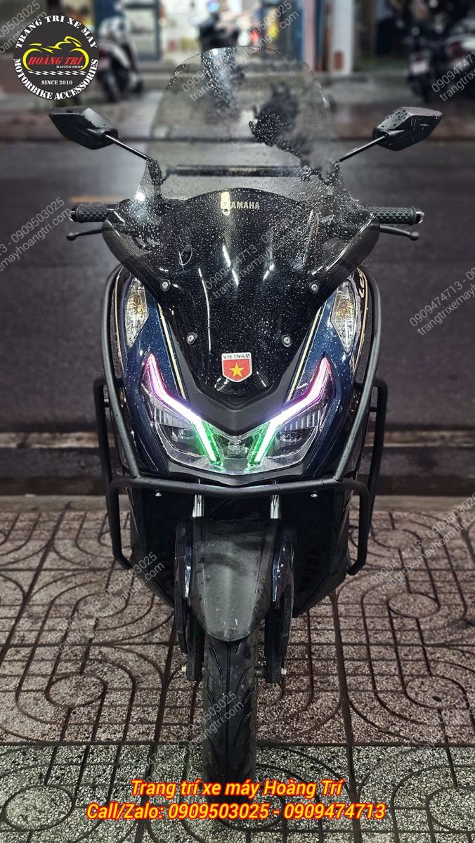 Đèn trước Lexi 155 được bảo vệ bởi khung chống đổ tạo diện mạo hầm hố hơn