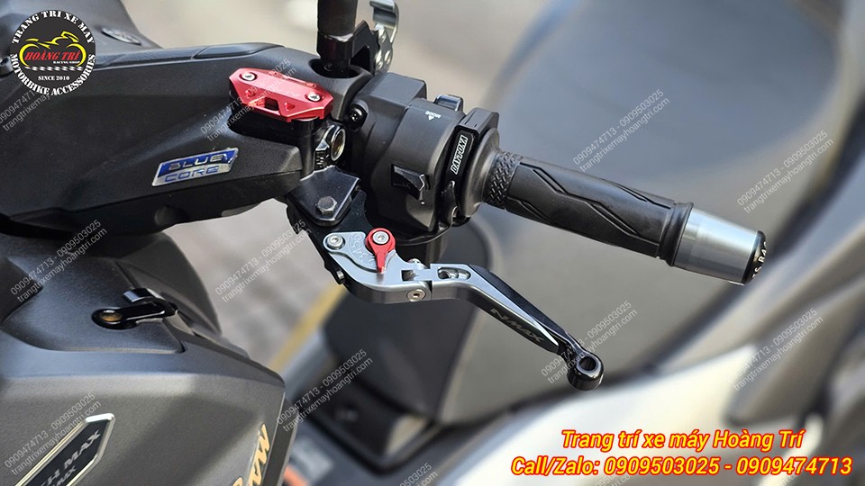 Góc trước cùm công tắc nổi bật logo Daytona, tạo điểm nhấn nhận diện thương hiệu thu hút