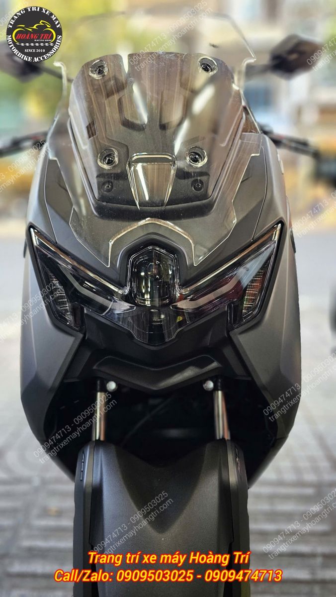 Cận cảnh đầu Yamaha Nmax khi đèn pha đã tắt hoàn toàn, mang lại tiện ích sử dụng rõ rệt