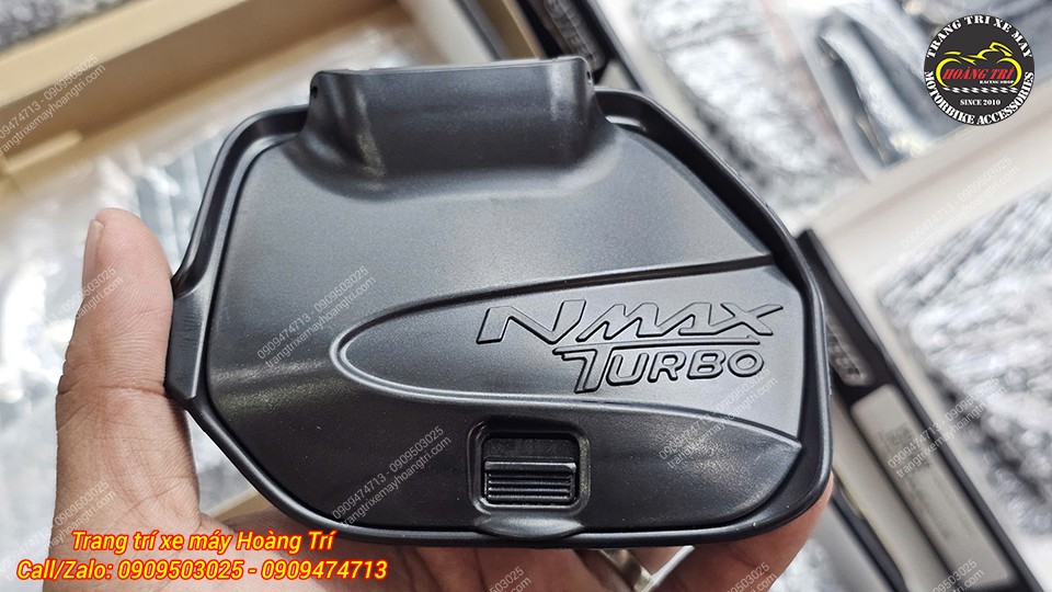 Trên tay nắp hộc đựng đồ NMax 155 - Lắp đặt nhanh chóng đơn giản