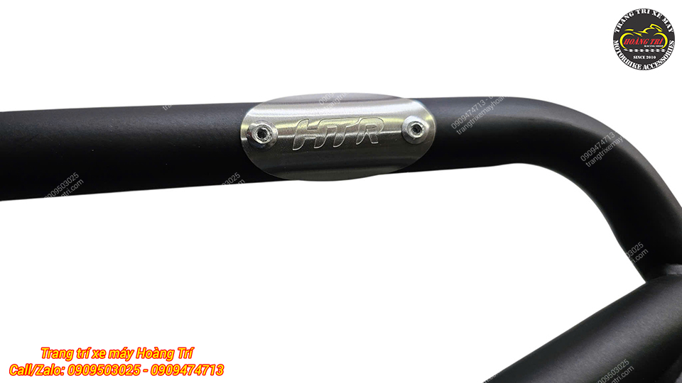 Hai thanh hai bên tích hợp logo HTR inox nổi bật, tạo điểm nhấn sáng bóng cho xe