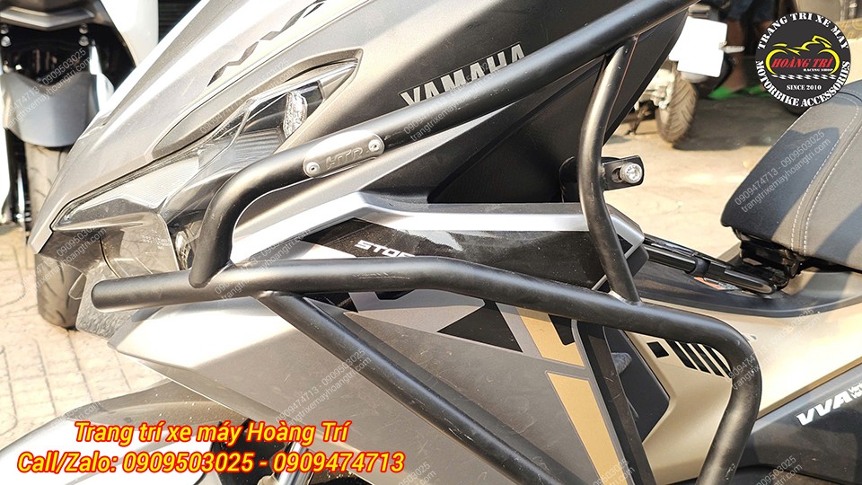 Khung bảo vệ NVX V3 ôm sát dàn áo, tem inox HTR nổi bật trên khung