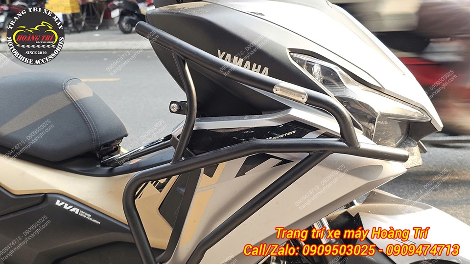 Cận cảnh khung chống đổ NVX V3 sơn đen, hoàn thiện cao, lắp chắc chắn