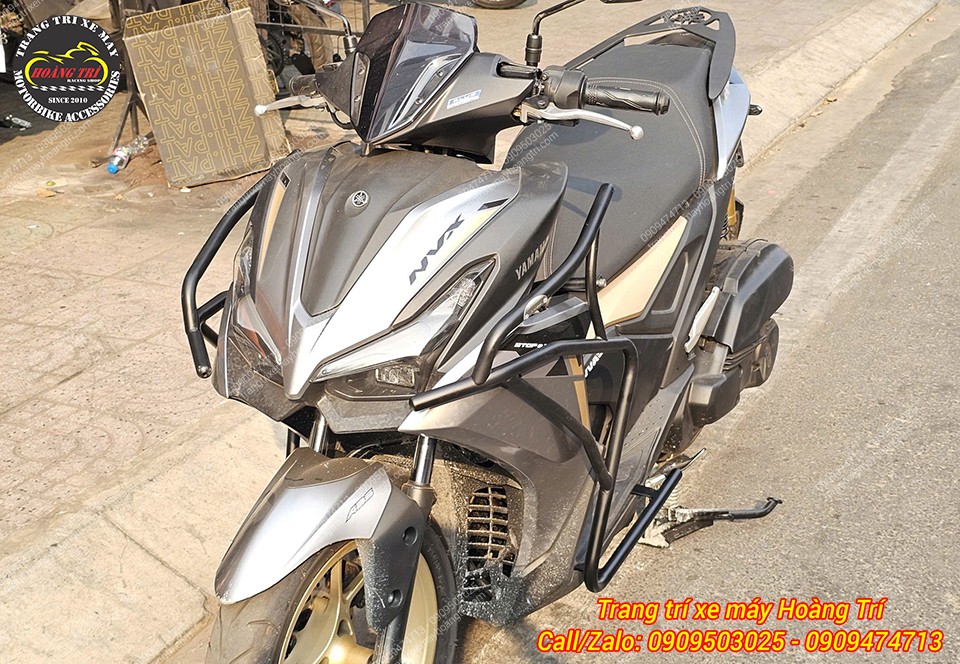 Góc trước NVX V3 gắn khung chống đổ tạo điểm nhấn cá tính, mạnh mẽ