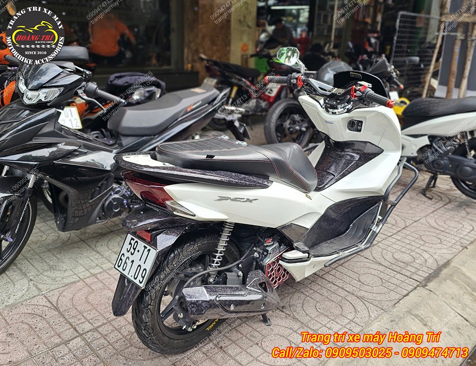 Góc sau PCX 2014 nổi bật với dàn áo trắng phối chi tiết carbon đẹp mắt