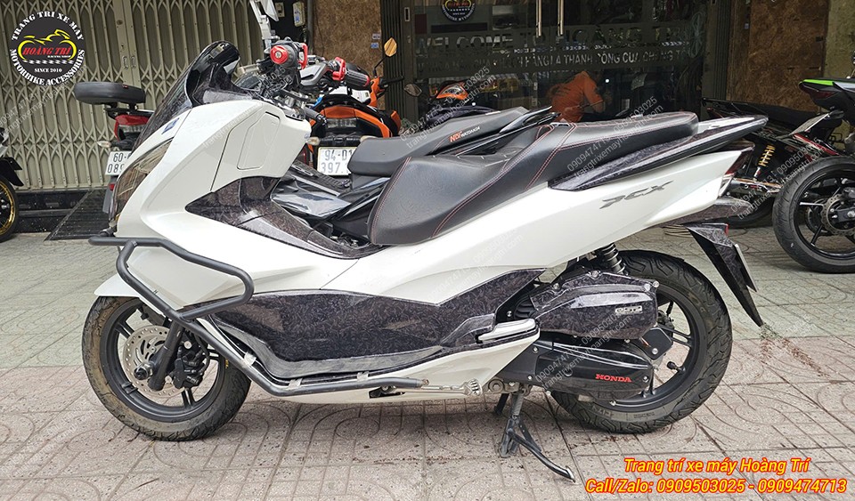 Góc nhìn bên hông PCX 2014 với dàn áo trắng mới giúp xe trông tự tin hơn