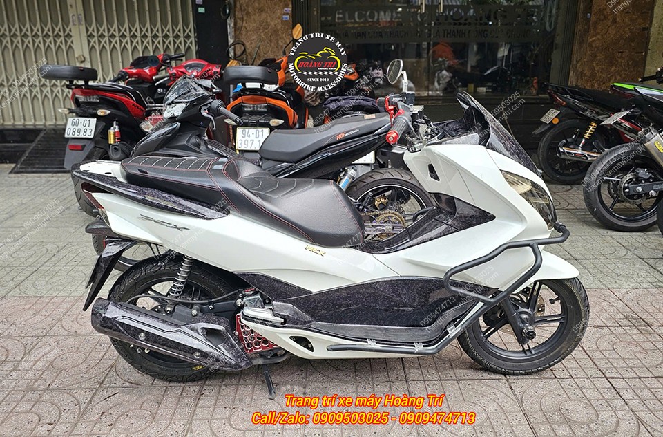 Tổng thể PCX 2014 với tông trắng đen hiện đại mang lại diện mạo hài hòa hơn