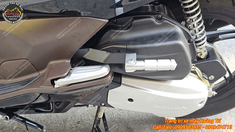 Gác chân phụ PCX 2011 lắp gọn gàng, giúp người ngồi sau đặt chân thoải mái hơn