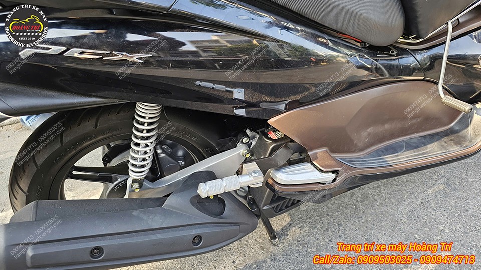 Gác chân phụ PCX thiết kế chắc chắn, dễ dùng, phù hợp nhu cầu chở thêm người