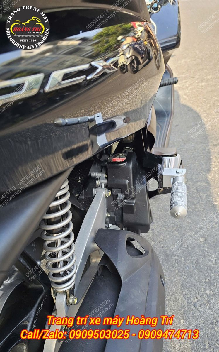 Cận cảnh gác chân phụ PCX 2011 với pát kim loại cứng cáp, tăng tiện ích hằng ngày
