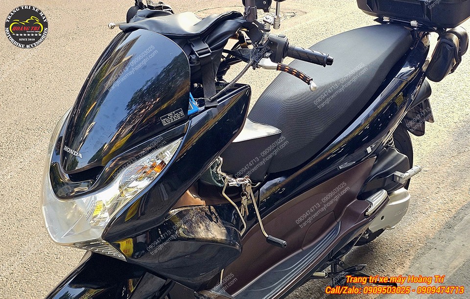 Tổng thể PCX 2011 lắp gác chân phụ giúp xe tiện hơn khi chở hai người phía sau