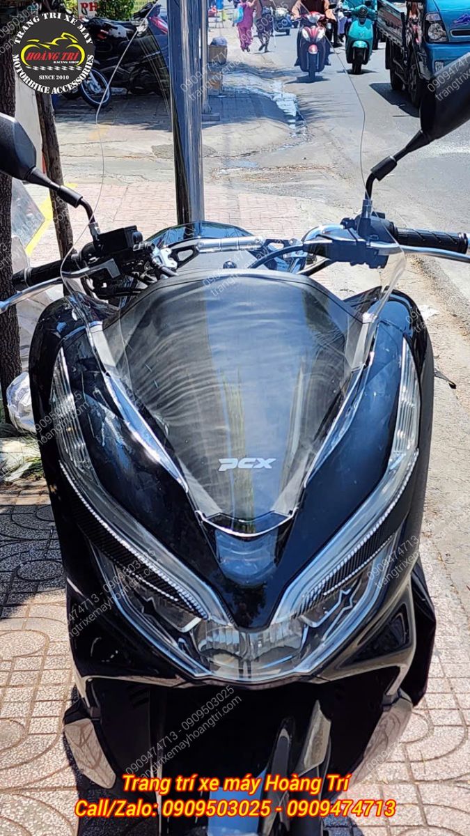 Góc trực diện PCX 2018 gắn kính HTR tạo điểm nhấn thẩm mỹ và bảo vệ người lái