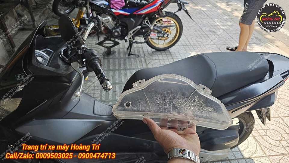 Mica đồng hồ PCX 2014-2017 cũ bị trầy mờ làm giảm khả năng quan sát