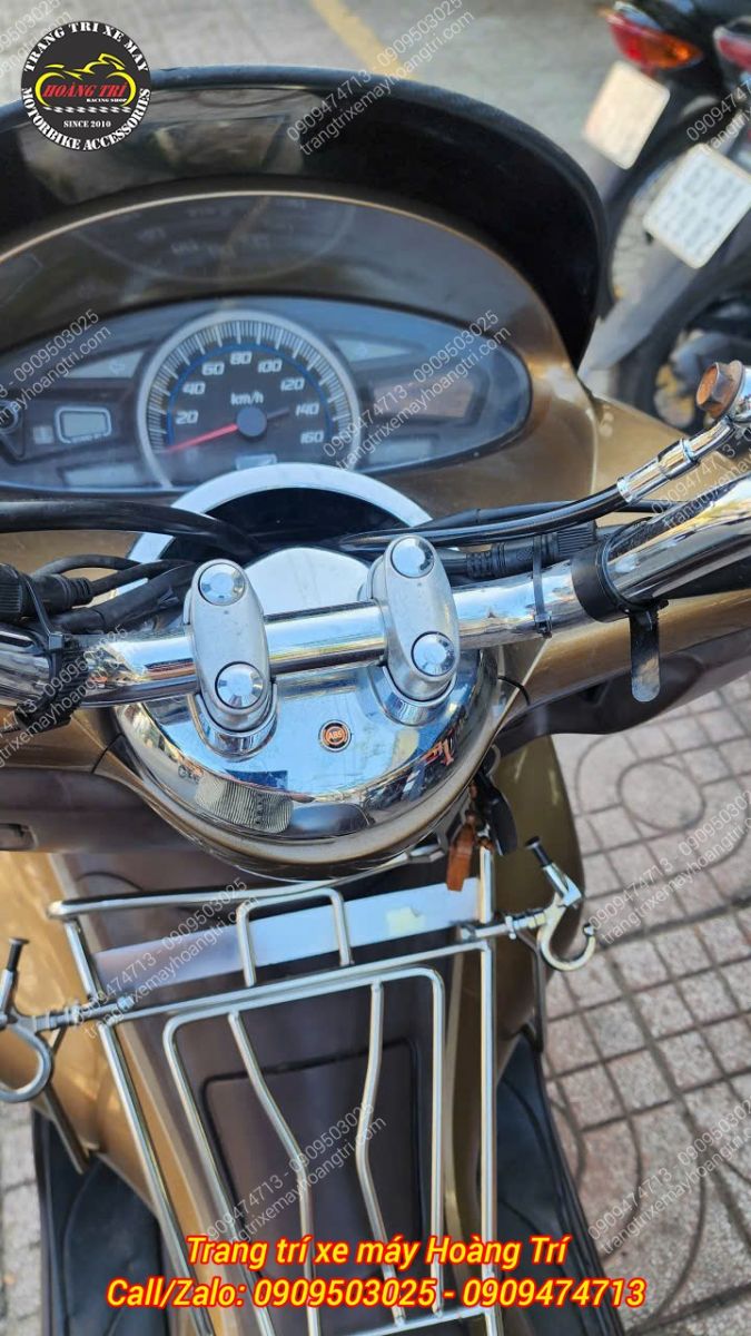 Cụm tay lái PCX 2011 đã tích hợp đèn báo ABS ngay vị trí trung tâm