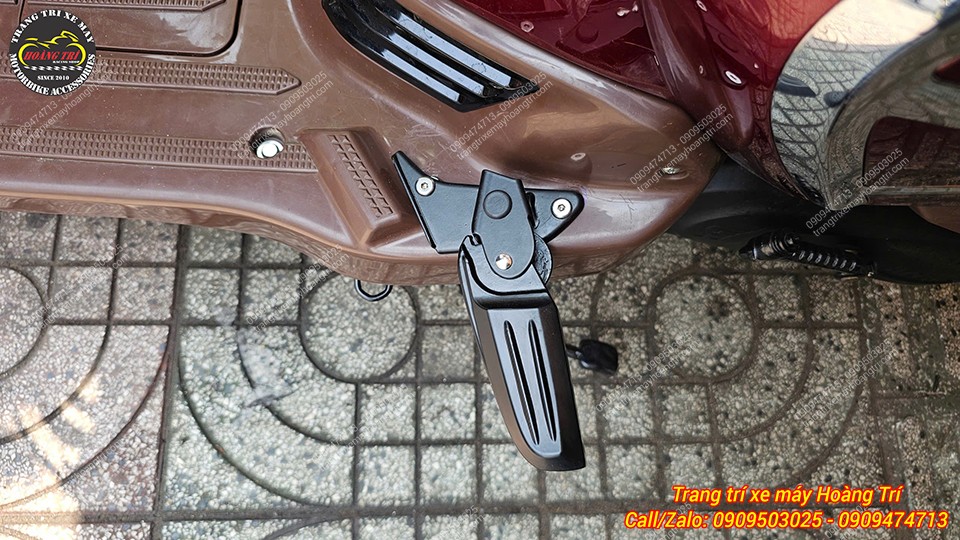 Cận cảnh gác chân sau Hyosung HSV3 kiểu Vespa thiết kế sang trọng, chắc chắn, tiện lợi khi sử dụng