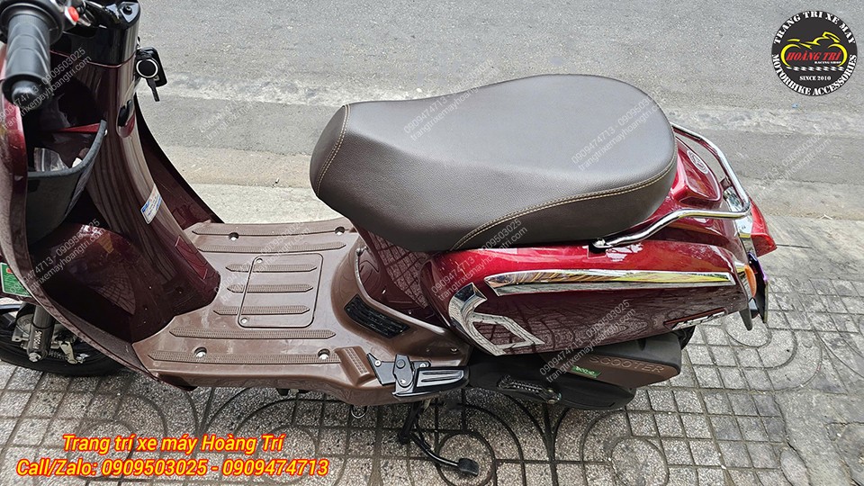 Gác chân sau Hyosung HSV3 khi không sử dụng có thể gập gọn giúp xe giữ dáng xe gọn gàng
