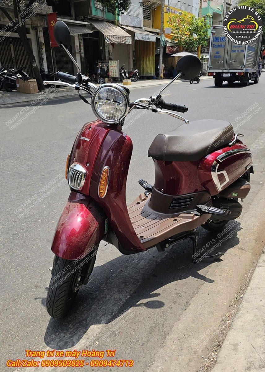 Toàn cảnh xe HSV3 với gác chân sau kiểu Vespa tạo điểm nhấn cổ điển và tăng tiện ích sử dụng