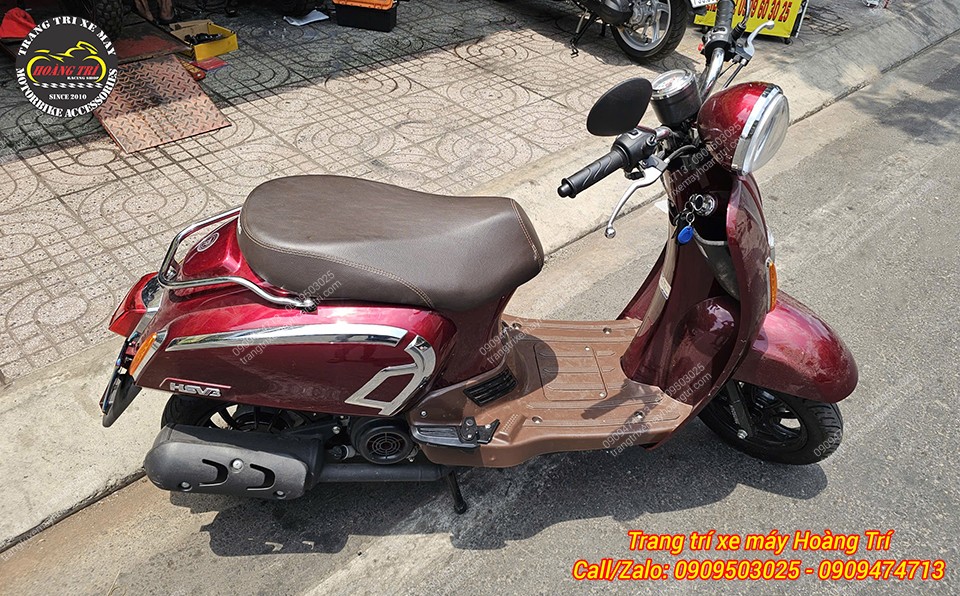Toàn cảnh bên phải của xe Hyosung HSV3 với gác chân sau kiểu Vespa giúp nâng cấp ngoại hình
