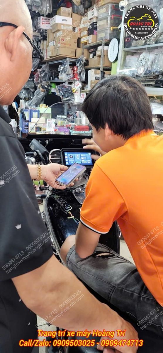 Nhân viên Hoàng Trí Shop đang cài đặt, hướng dẫn sử dụng màn hình Android T50M23 cho Suzuki GZ150A