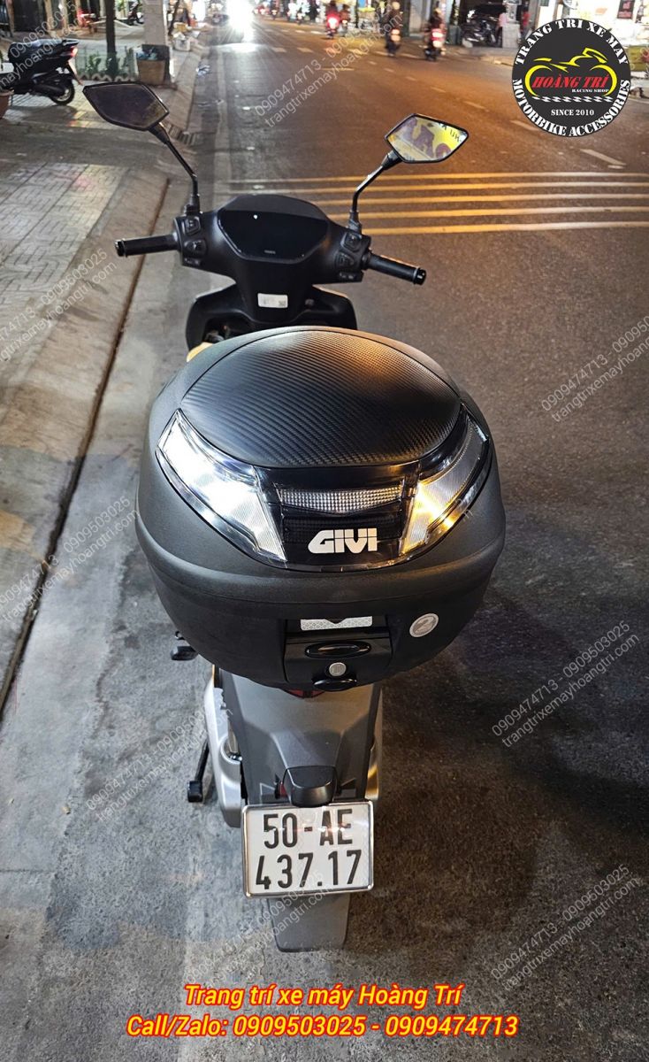 Thùng Givi E260NX lắp phía sau hoàn chỉnh, tăng khả năng chứa đồ tiện lợi