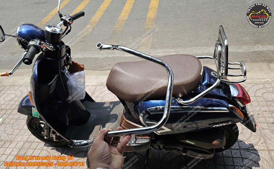 So sánh baga zin trên tay và baga inox kiểu Vespa đã gắn trên HSV-3