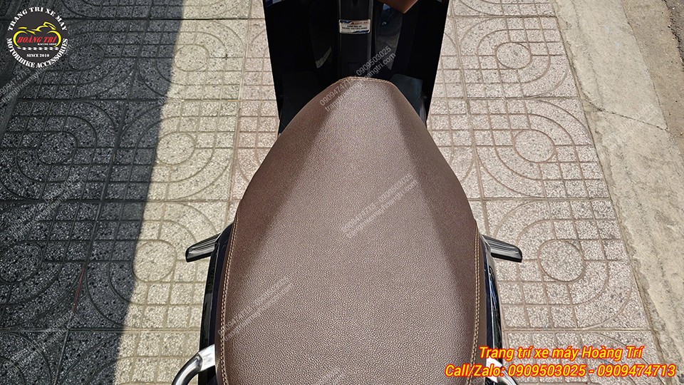 Góc nhìn phía sau HSV-3 với cặp gác chân Vespa vừa được lắp đặt