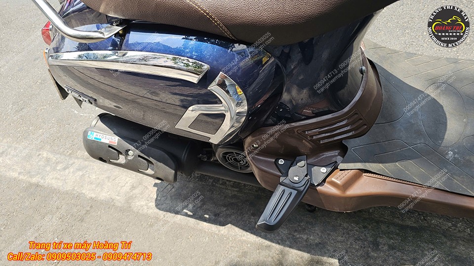 Gác chân sau gập mở linh hoạt, tăng tiện ích và giữ form xe gọn gàng