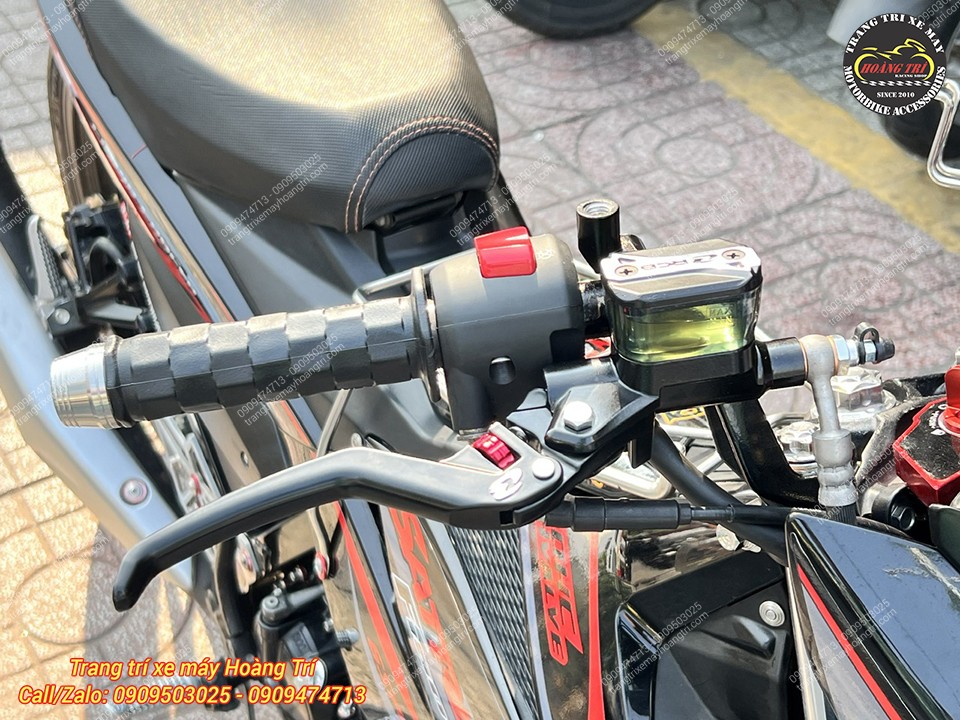 Khách hàng còn lắp bao tay Daytona giúp cầm nắm chắc chắn hơn