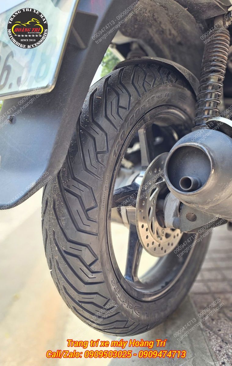 Lắp lốp trước Deli Tire cho SH Ý, vận hành êm, hỗ trợ phanh an toàn hơn