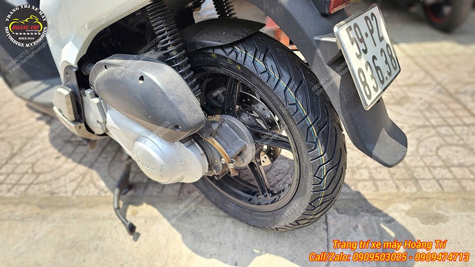 Lốp sau Deli Tire xe SH Ý sau lắp đặt, bám đường tốt, giúp xe ổn định hơn