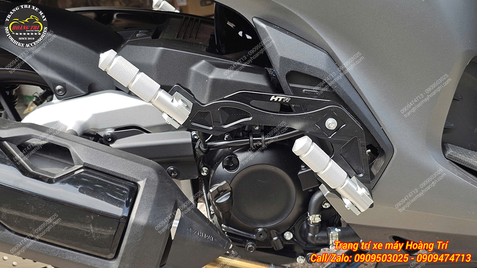 Cận cảnh gác chân phụ HTR CNC gắn SH 350, hoàn thiện tinh xảo, tăng tiện ích sử dụng