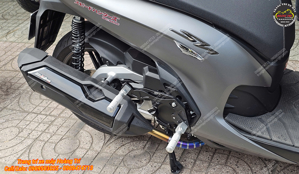 Góc nhìn khác gác chân phụ HTR, vị trí lắp hợp lý, hỗ trợ người ngồi sau thoải mái