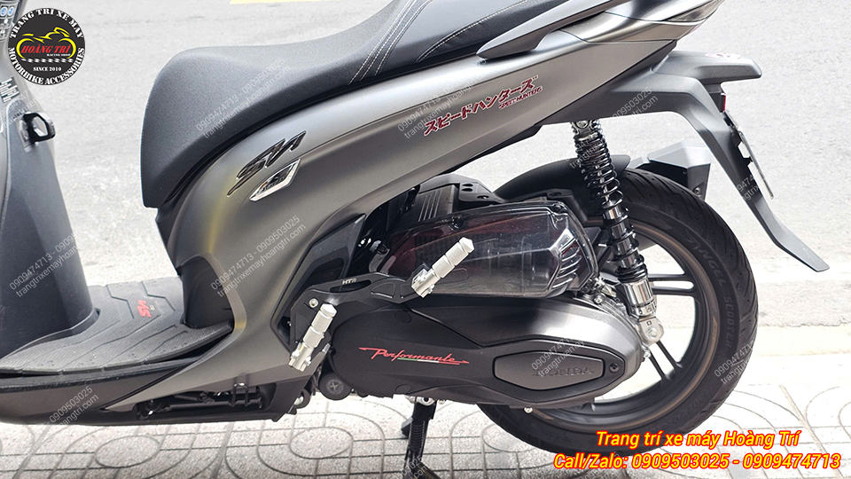 Chi tiết gác chân phụ HTR khi mở ra, chắc chắn, bề mặt chống trượt hiệu quả