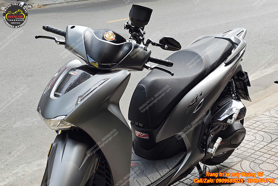 Tổng thể SH 350 trang bị gác chân phụ HTR, tăng tiện nghi và điểm nhấn dàn chân