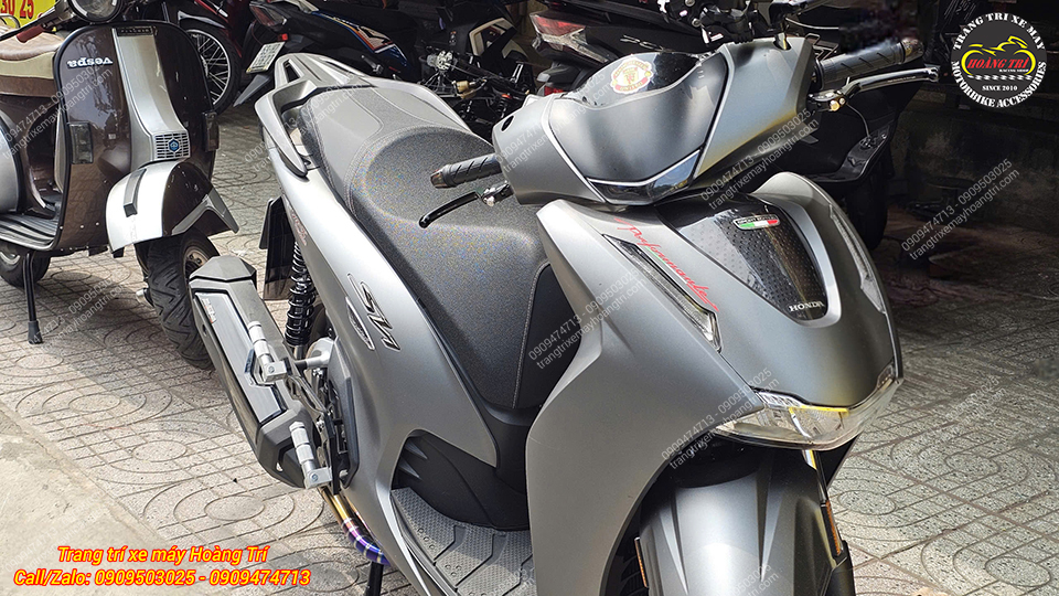 Góc chụp trước SH 350 với gác chân phụ HTR, tạo thêm điểm nhấn tinh tế